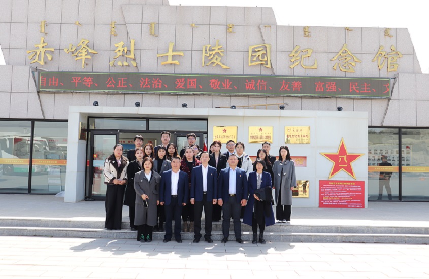 山金瑞鵬公司組織開展“不忘初心、牢記使命、緬懷先烈、祭奠英魂”清明節(jié)祭掃活動